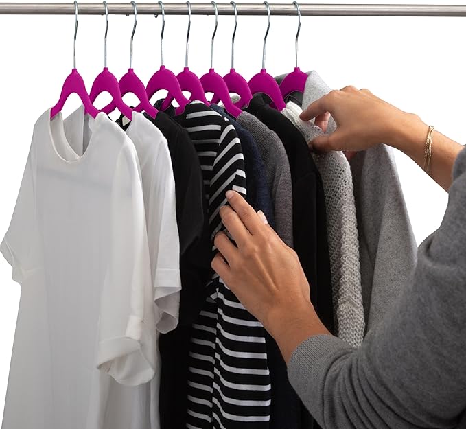 Simplify 10 Super Slim Velvet Huggable Hangers in Fuchsia